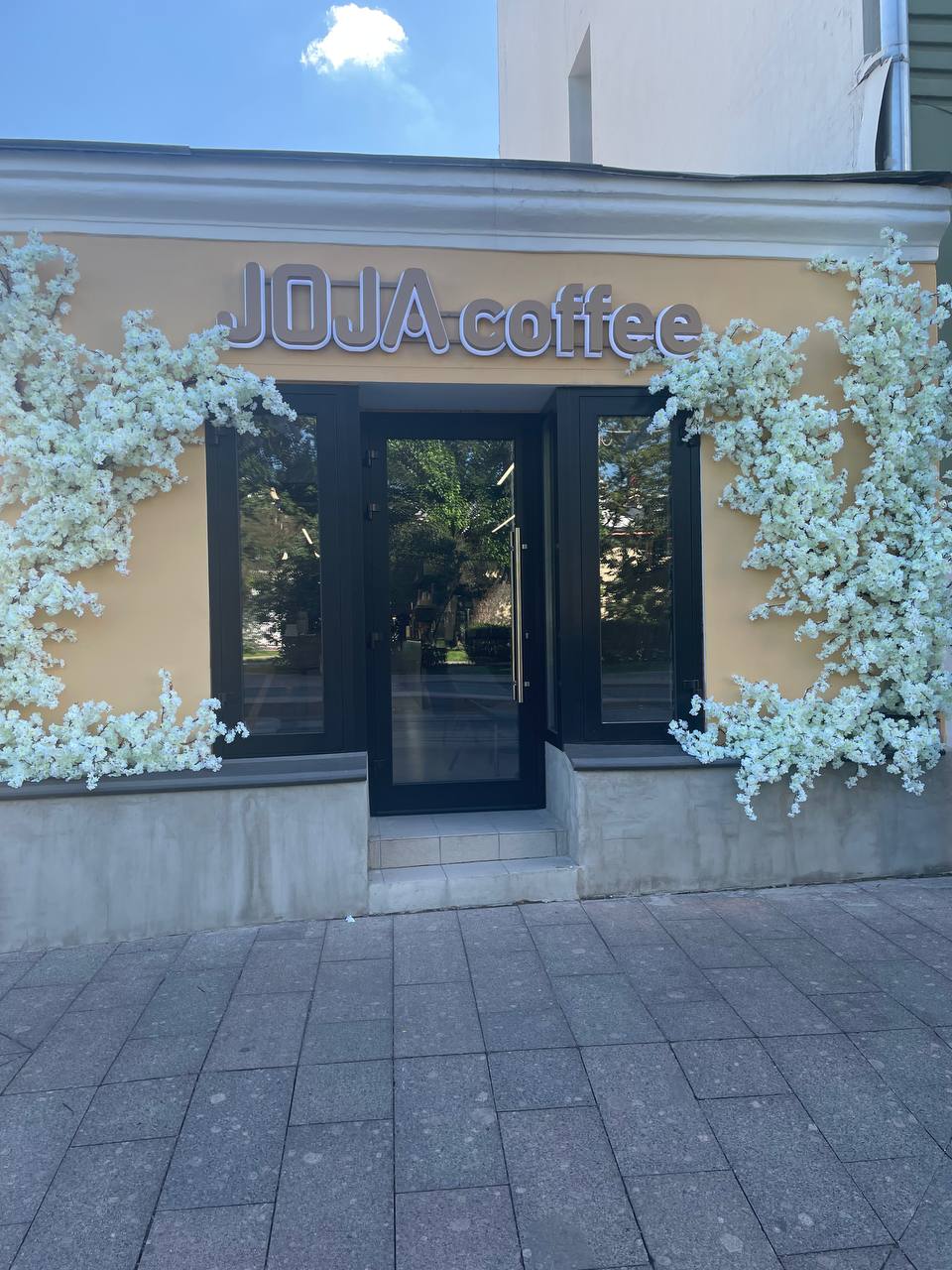 #новыеместа
JOJA coffeeСегодня на Новокузнецкой, 1, стр.2 на месте кофейни Арабеска открылась кофейня Joja coffee. Еще бы знать что такое Joja. | Сетка — социальная сеть от hh.ru