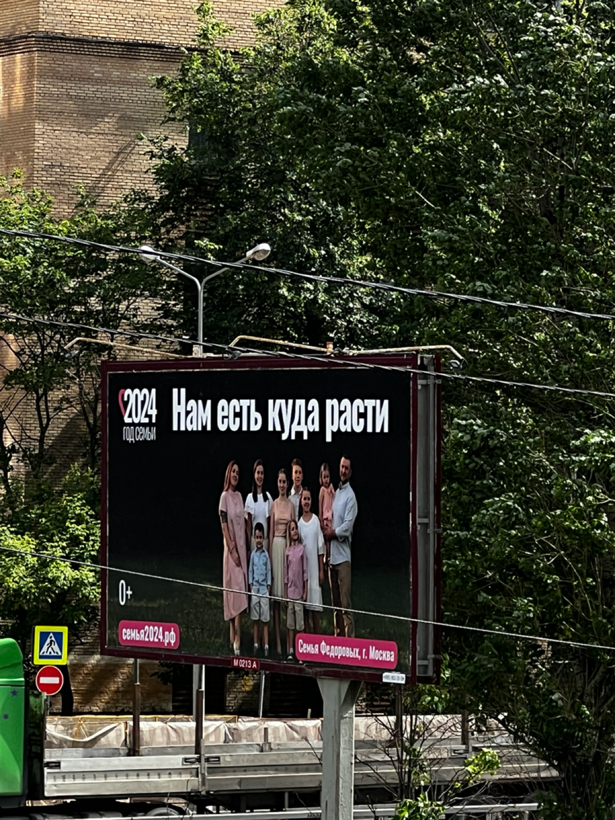 Коллеги, по поводу билборда: вы уверены, что наша ЦА считает посыл? Куда они расти собрались, вширь? Давайте понятнее, коллеги. Новую версию прикрепила во вложении, можно забирать в прод. | Сетка — социальная сеть от hh.ru
