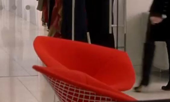 Буквально на долю секунды нам показывают комнату для примерки, а там прекрасные стулья из 50х американского художника Гарри Бертойя
Он известен своей коллекцией стульев с опорой из металлической сетки... | Сетка — социальная сеть от hh.ru