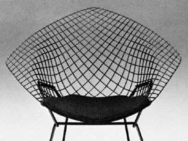 Буквально на долю секунды нам показывают комнату для примерки, а там прекрасные стулья из 50х американского художника Гарри Бертойя
Он известен своей коллекцией стульев с опорой из металлической сетки... | Сетка — социальная сеть от hh.ru