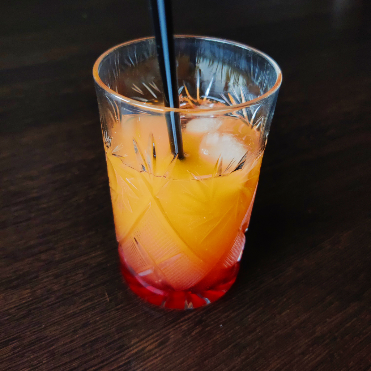 Ловите базу на лето, санрайз дома: покупаете вишневый сироп и добавляете столовую ложку в стакан апельсинового сока + лед. | Сетка — социальная сеть от hh.ru