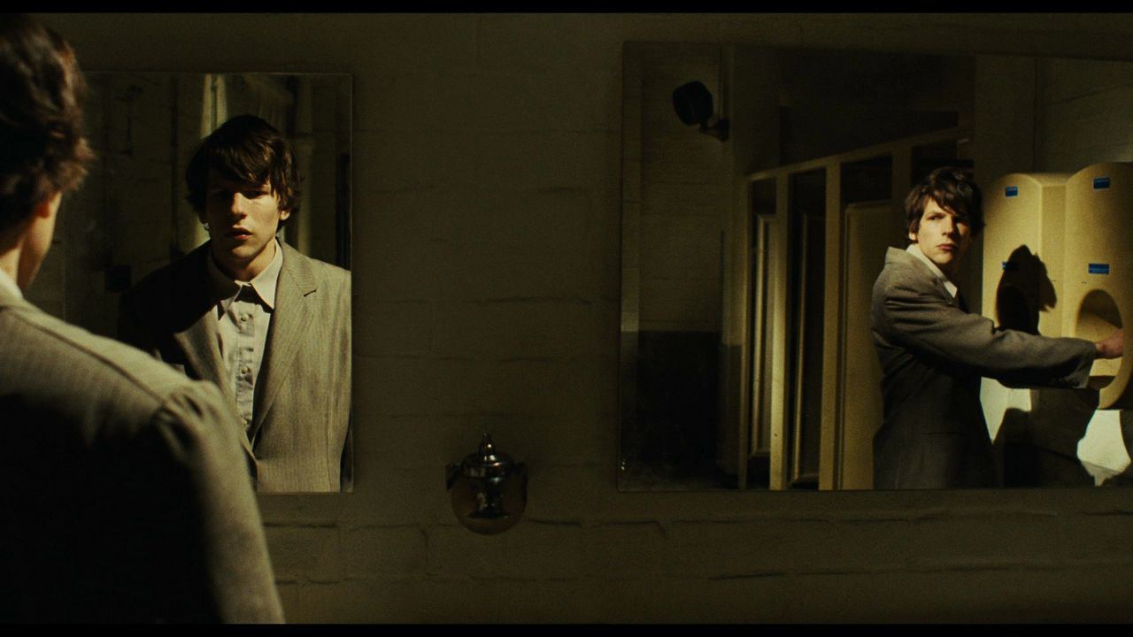 🍊Двойники 
Сегодня суббота, и это значит, что пришло время расслабиться и погрузиться в волшебный “синий экран”. Меня с детства тянуло к сюжетам о двойниках | Сетка — социальная сеть от hh.ru