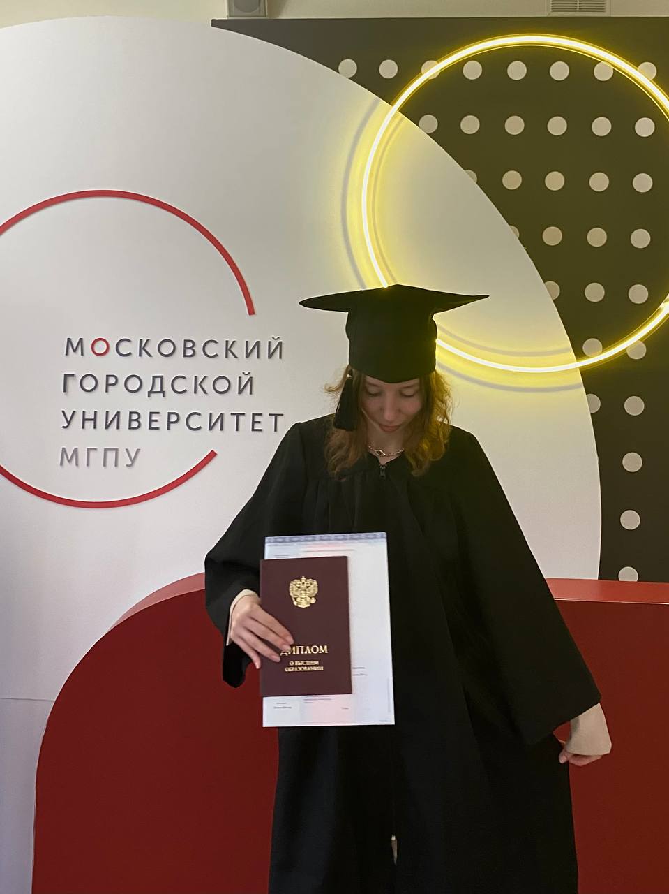Я больше не учусь
Впервые за 17 лет. Вчера я получила красный диплом и «почетное» звание магистра, которое положу на полочку ко всем прочим | Сетка — социальная сеть от hh.ru