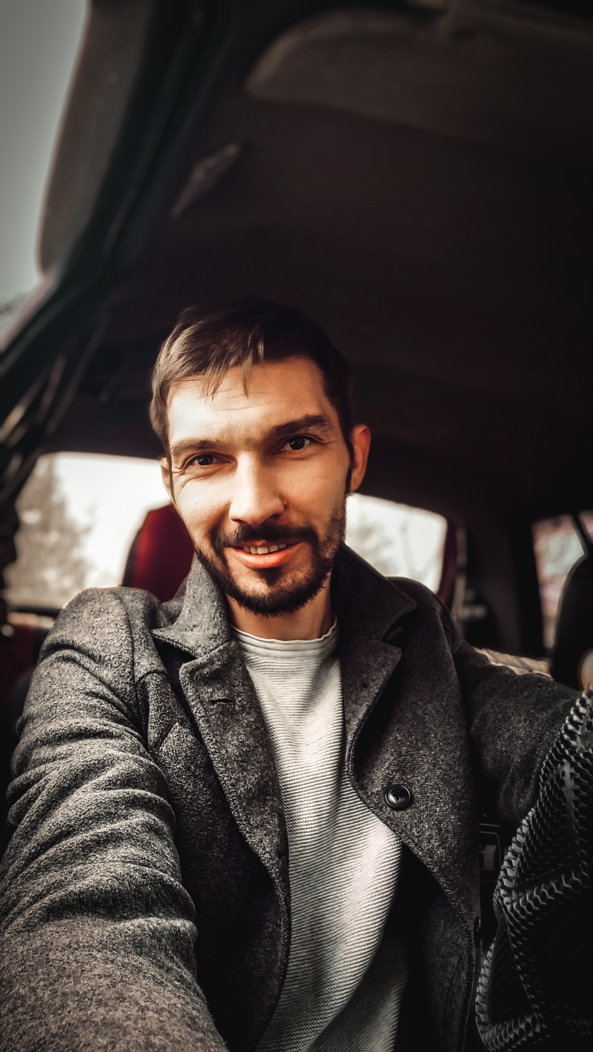 Давайте знакомиться! 🙂
Меня зовут Игорь, мне 35 и я решил сменить профессию | Сетка — социальная сеть от hh.ru