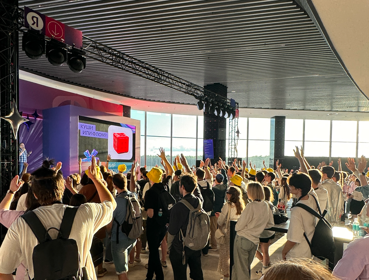 Слушал истории, помогал спикерам готовиться к выступлениям.
Пожалуй, один из самых масштабных офлайн ивентов компании.
Респект и низкий поклон команде
#YangCon #Y&Y #Yandex | Сетка — социальная сеть от hh.ru