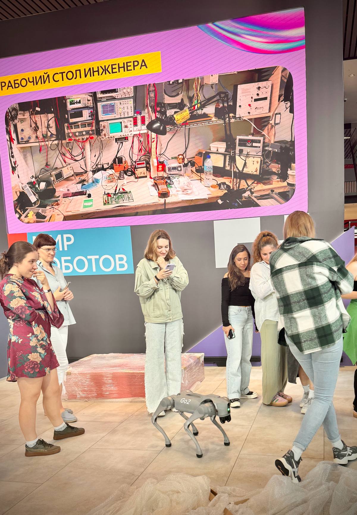 Слушал истории, помогал спикерам готовиться к выступлениям.
Пожалуй, один из самых масштабных офлайн ивентов компании.
Респект и низкий поклон команде
#YangCon #Y&Y #Yandex | Сетка — социальная сеть от hh.ru