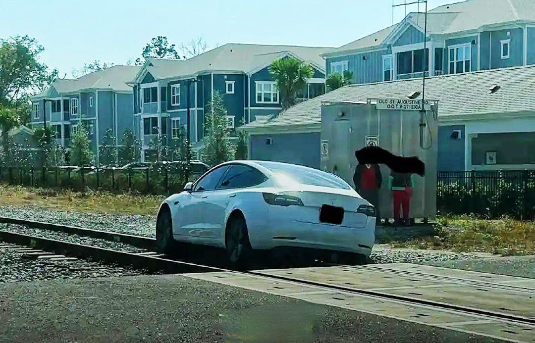 Автопилот Tesla путает проезжую часть с железнодорожными путями | Сетка — социальная сеть от hh.ru