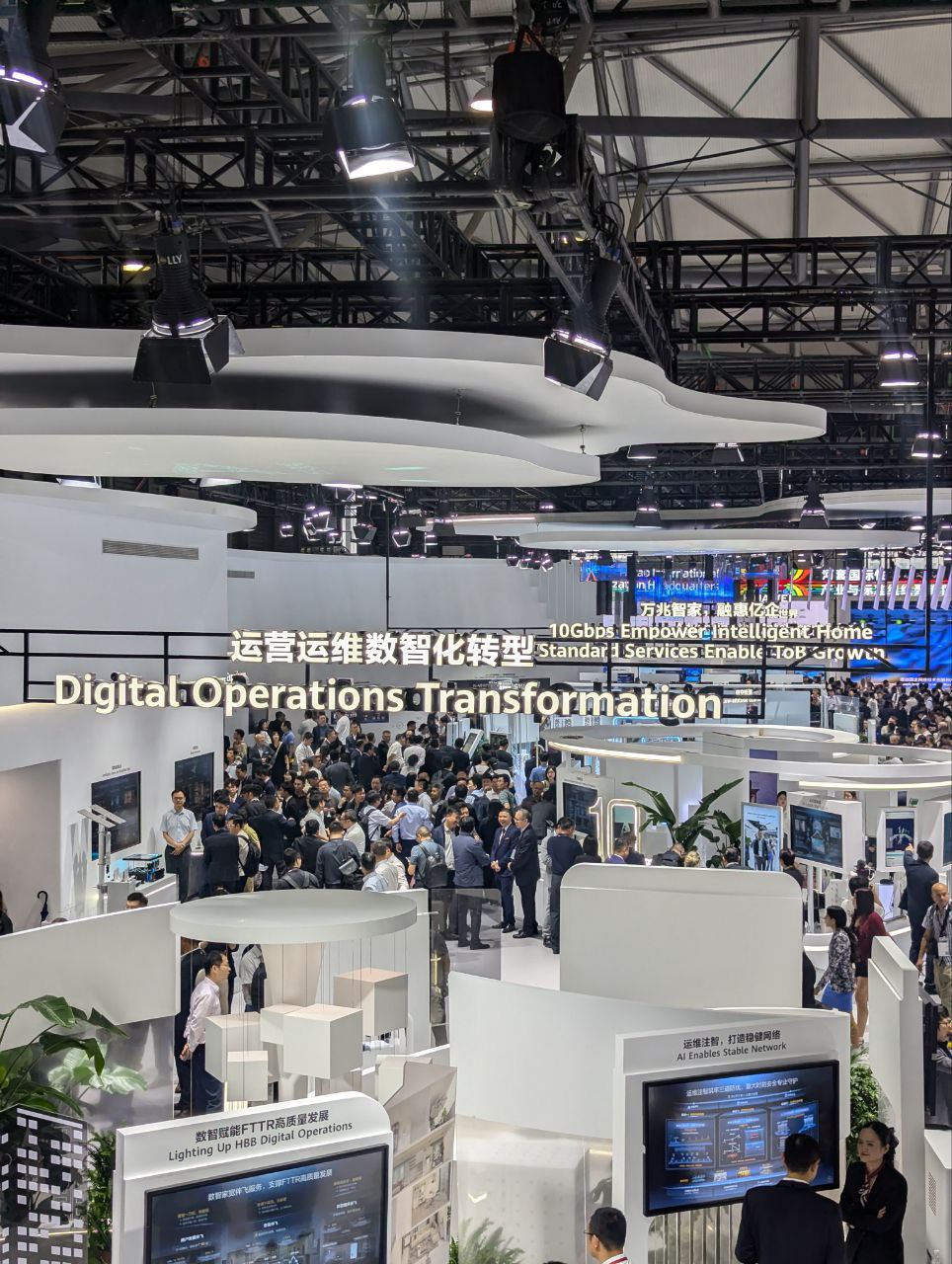На прошлой неделе я побывал на Mobile World Congress в Шанхае (MWC)
Несколько моих выводов с самой крупной телеком выставки в Азии.
Автомобили окончательно стали девайсом | Сетка — социальная сеть от hh.ru