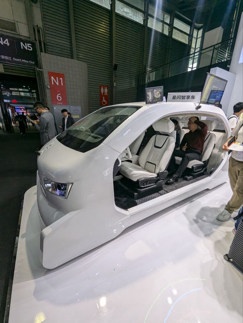На прошлой неделе я побывал на Mobile World Congress в Шанхае (MWC)
Несколько моих выводов с самой крупной телеком выставки в Азии.
Автомобили окончательно стали девайсом | Сетка — социальная сеть от hh.ru