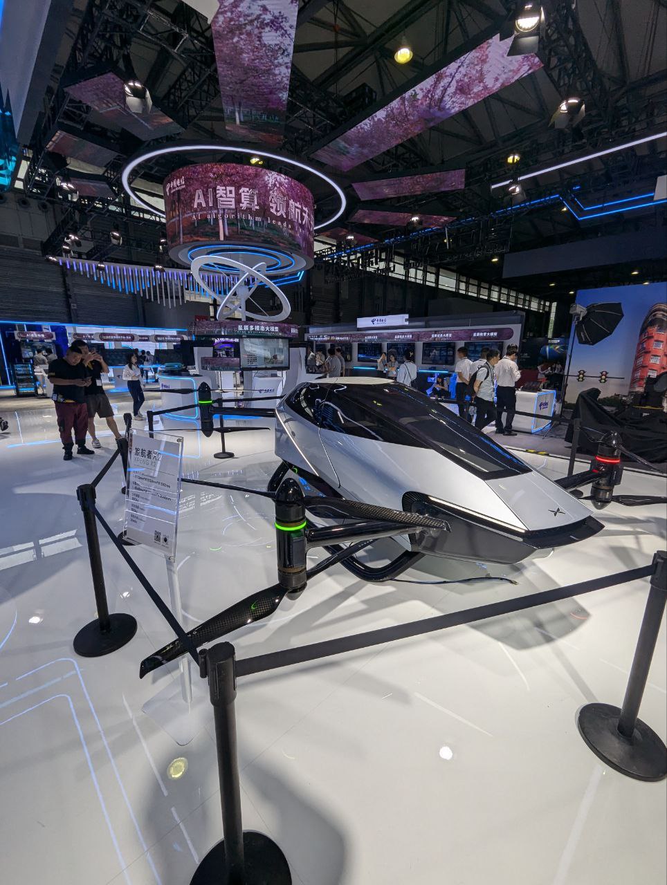 На прошлой неделе я побывал на Mobile World Congress в Шанхае (MWC)
Несколько моих выводов с самой крупной телеком выставки в Азии.
Автомобили окончательно стали девайсом | Сетка — социальная сеть от hh.ru