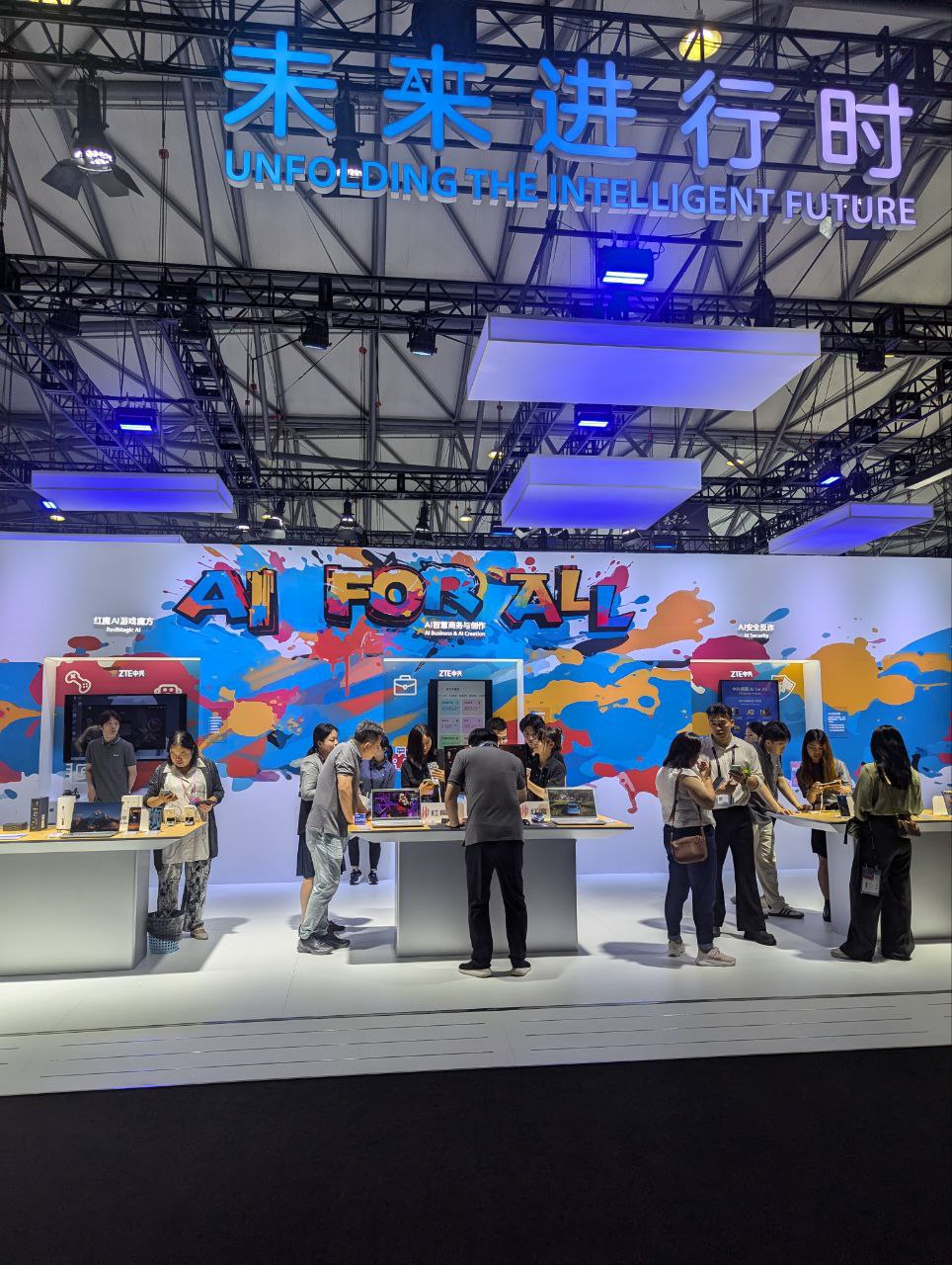 На прошлой неделе я побывал на Mobile World Congress в Шанхае (MWC)
Несколько моих выводов с самой крупной телеком выставки в Азии.
Автомобили окончательно стали девайсом | Сетка — социальная сеть от hh.ru
