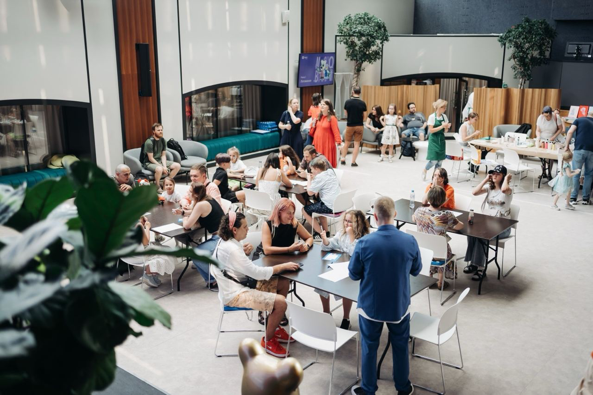 Всем доброго понедельника!
Предлагаю начать эту неделю с семейных квестов, которые команда VK устроила в своих офисах | Сетка — социальная сеть от hh.ru