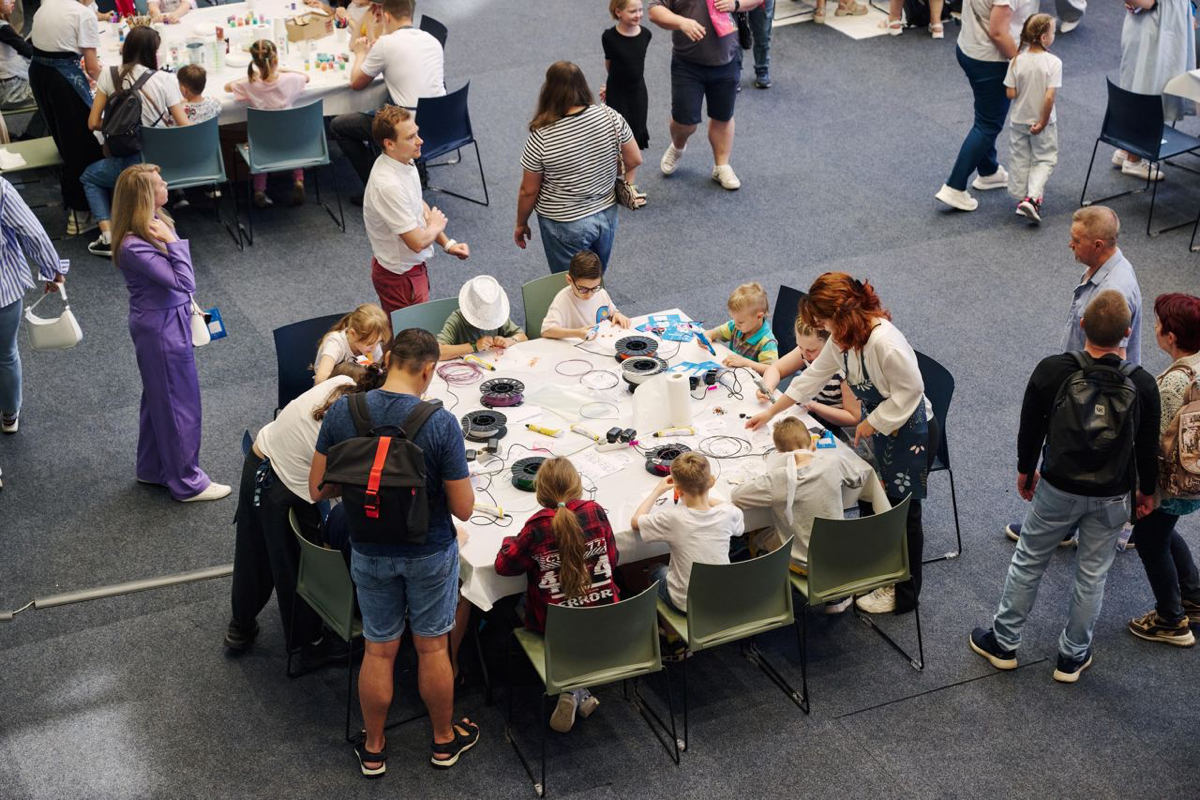 Всем доброго понедельника!
Предлагаю начать эту неделю с семейных квестов, которые команда VK устроила в своих офисах | Сетка — социальная сеть от hh.ru