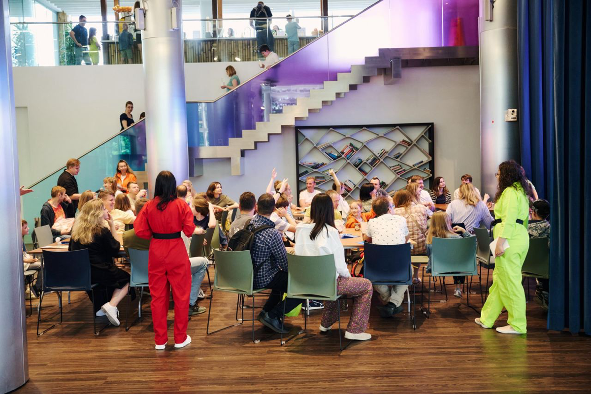 Всем доброго понедельника!
Предлагаю начать эту неделю с семейных квестов, которые команда VK устроила в своих офисах | Сетка — социальная сеть от hh.ru