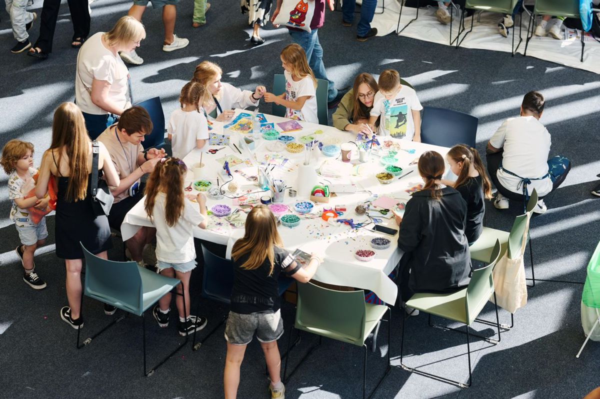 Всем доброго понедельника!
Предлагаю начать эту неделю с семейных квестов, которые команда VK устроила в своих офисах | Сетка — социальная сеть от hh.ru