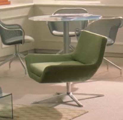 Ещё чуть-чуть про мебель!
Также буквально на несколько минут показывают интересное кресло, как будто бы из 50х
Но его можно купить и сейчас
Это кресло Флойд авторства Björn Mulder (наверное, Бйорн Мал... | Сетка — социальная сеть от hh.ru