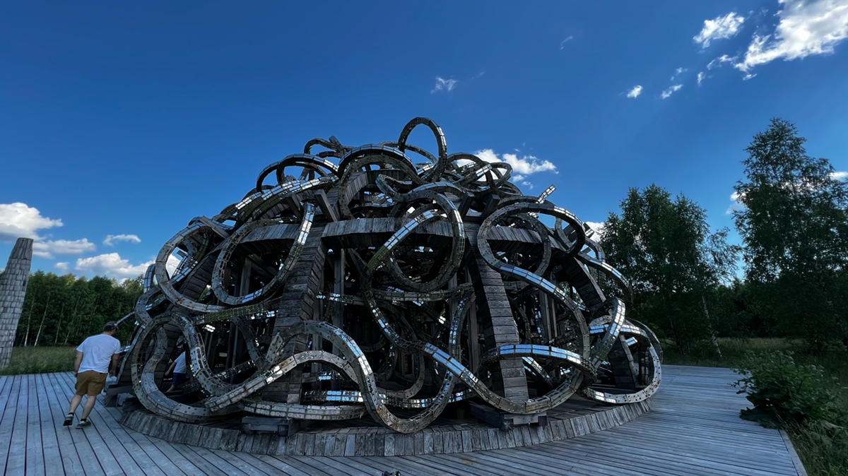 А как вы относитесь к современному искусству? Мне очень нравятся Арт-объекты в парке Николо- Леницев. Как считаете генеративное искусство заменит тёплые доски и нейлоновые кисти? | Сетка — социальная сеть от hh.ru