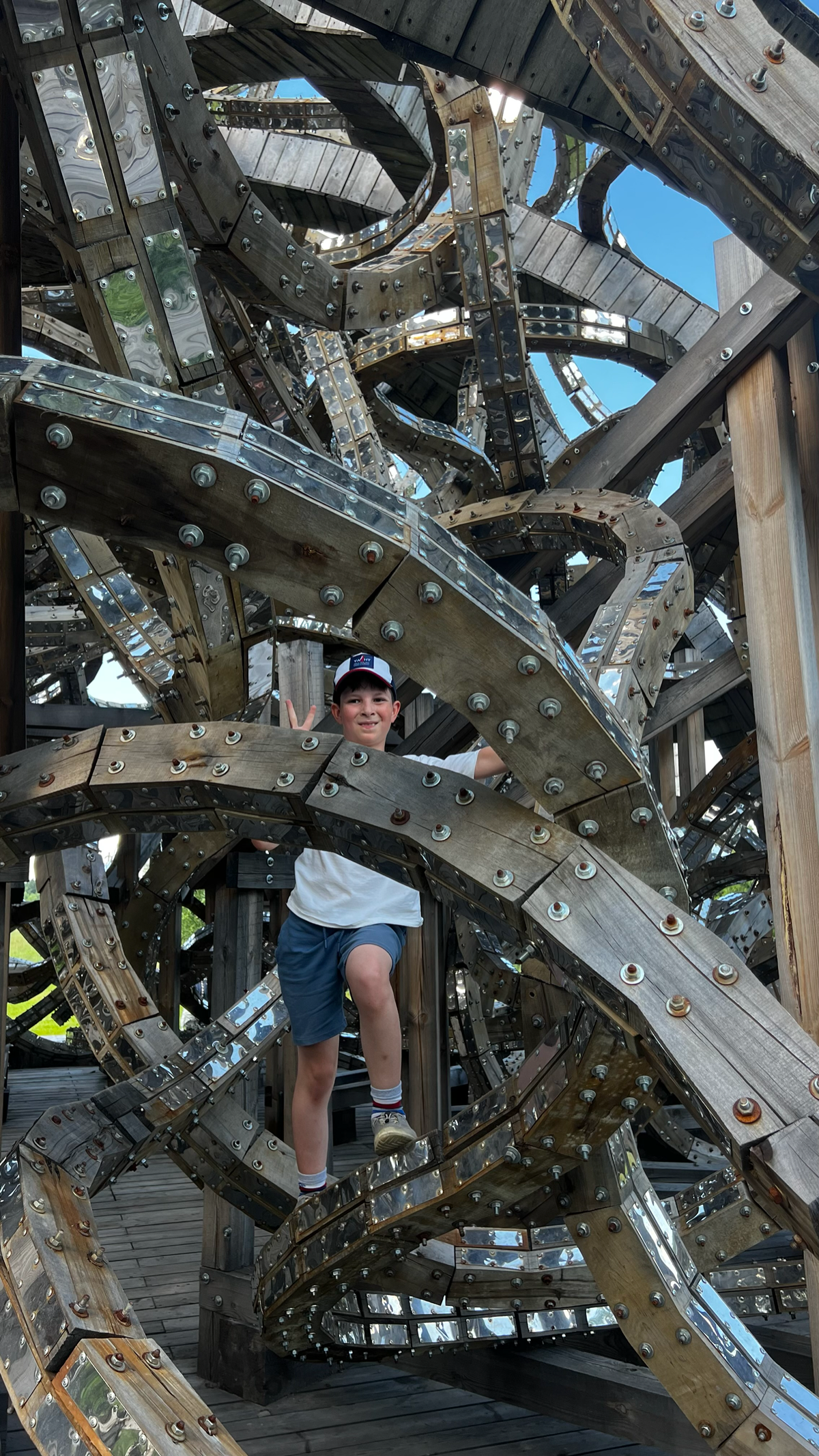 А как вы относитесь к современному искусству? Мне очень нравятся Арт-объекты в парке Николо- Леницев. Как считаете генеративное искусство заменит тёплые доски и нейлоновые кисти? | Сетка — социальная сеть от hh.ru