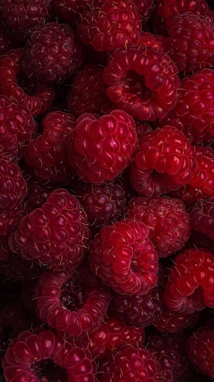 Традиционная июльская публикация 🍓☀️
Расскажу о том, как есть ягоды по этикету.
🍓Если клубнику подали
с плодоножкой, едим руками, взяв за лепестки | Сетка — социальная сеть от hh.ru