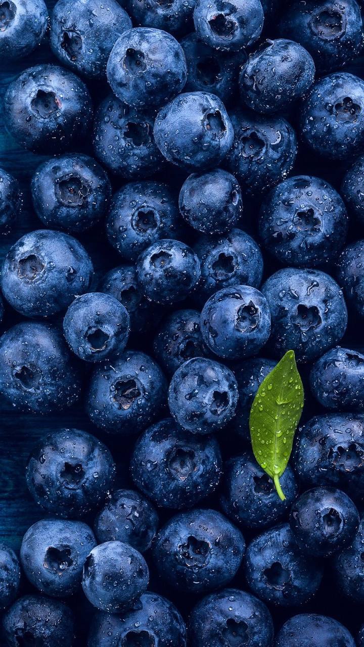Традиционная июльская публикация 🍓☀️
Расскажу о том, как есть ягоды по этикету.
🍓Если клубнику подали
с плодоножкой, едим руками, взяв за лепестки | Сетка — социальная сеть от hh.ru