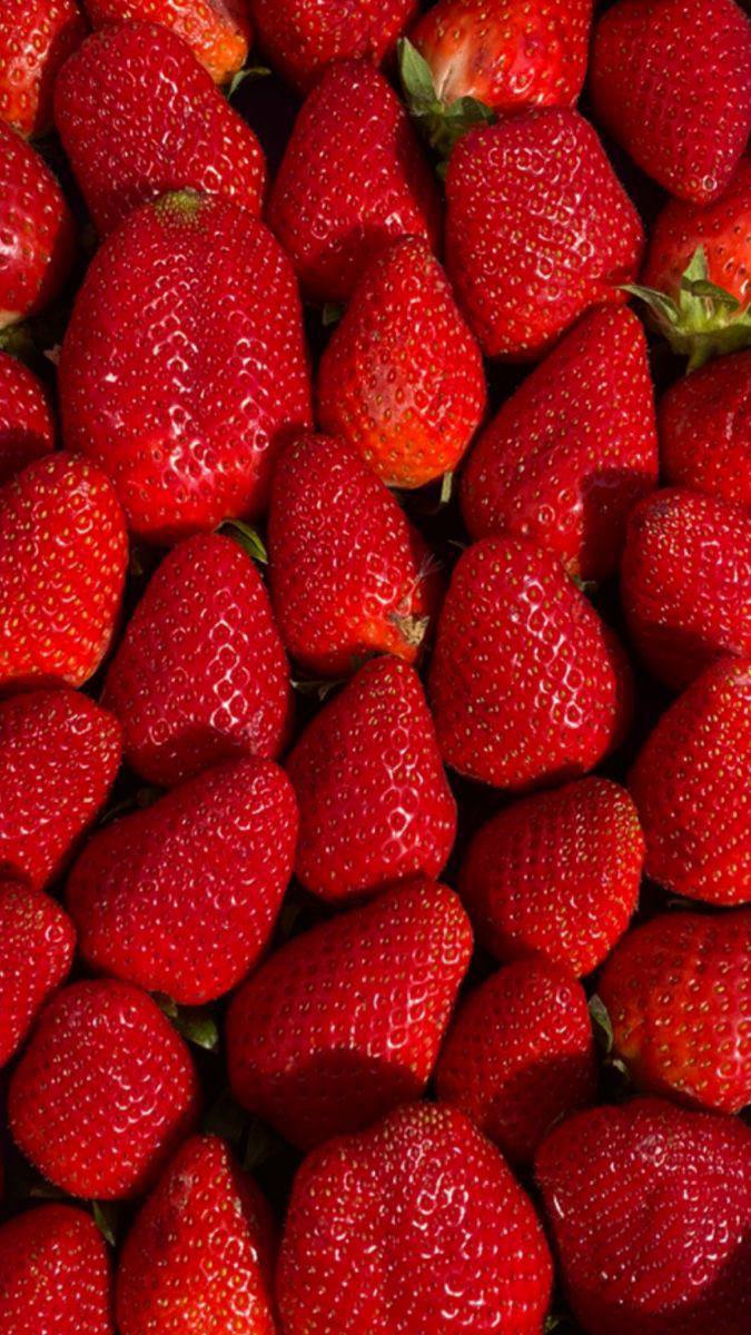 Традиционная июльская публикация 🍓☀️
Расскажу о том, как есть ягоды по этикету.
🍓Если клубнику подали
с плодоножкой, едим руками, взяв за лепестки | Сетка — социальная сеть от hh.ru