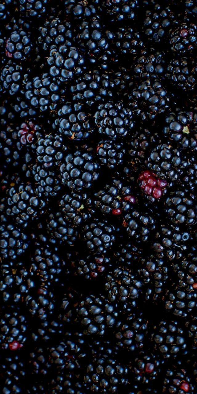 Традиционная июльская публикация 🍓☀️
Расскажу о том, как есть ягоды по этикету.
🍓Если клубнику подали
с плодоножкой, едим руками, взяв за лепестки | Сетка — социальная сеть от hh.ru