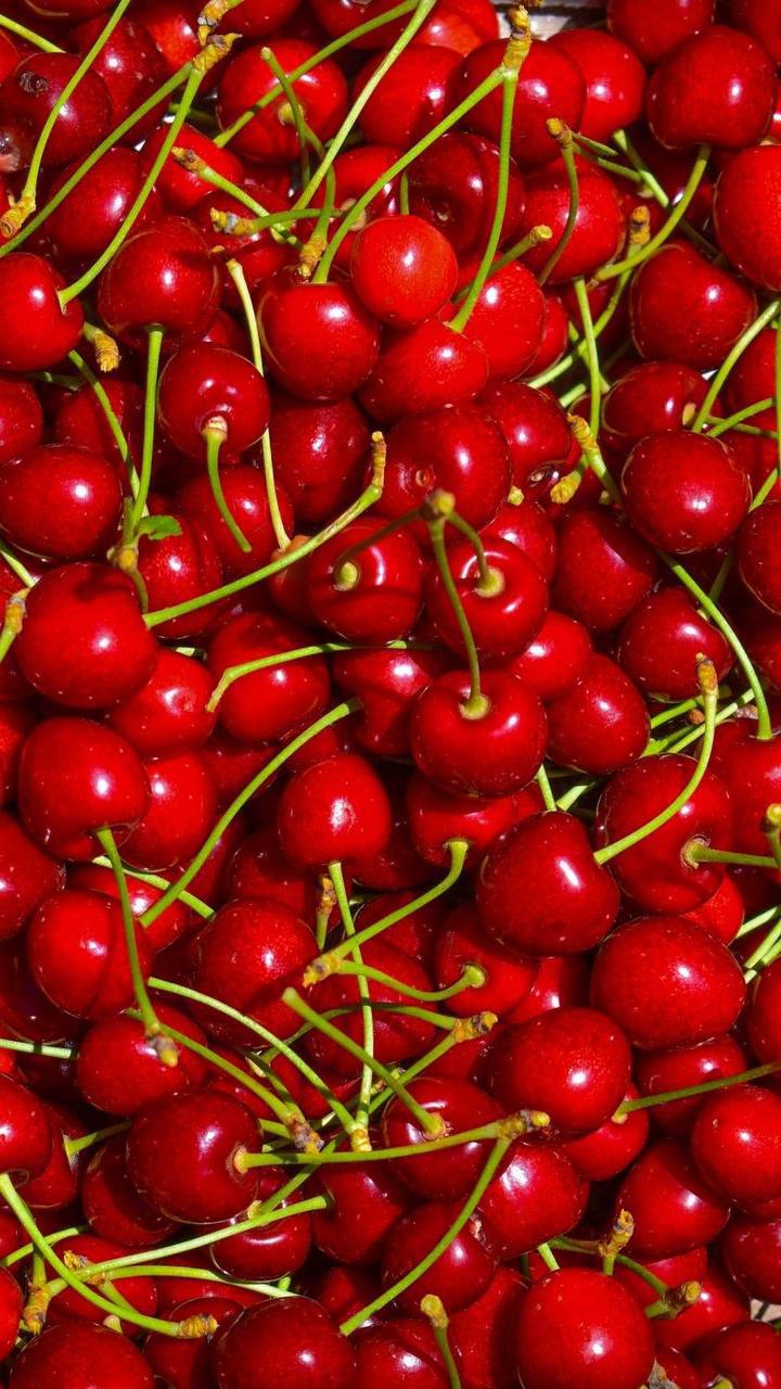 Традиционная июльская публикация 🍓☀️
Расскажу о том, как есть ягоды по этикету.
🍓Если клубнику подали
с плодоножкой, едим руками, взяв за лепестки | Сетка — социальная сеть от hh.ru