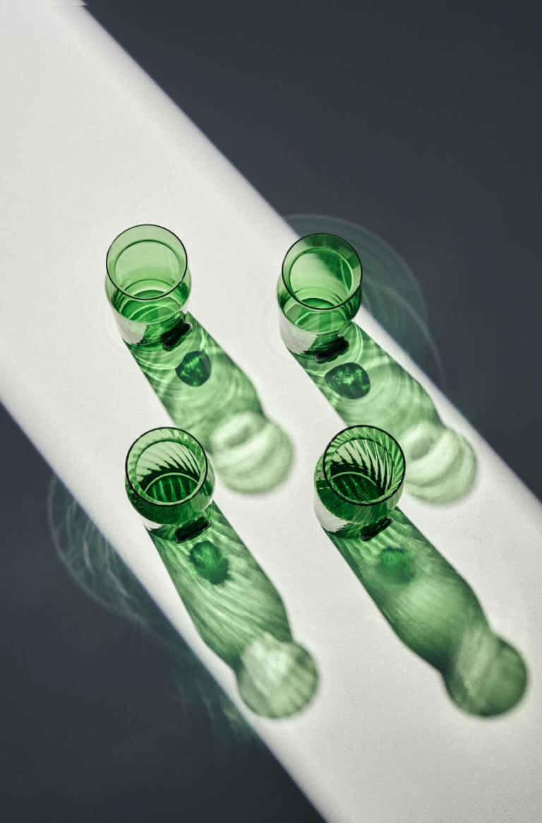 Heineken в ЮАР запустил довольно забавную экоинциативу. Они решили не просто перерабатывать свои бутылки, а делать из них дизайнерские коллекции товаров для дома и аксессуаров | Сетка — социальная сеть от hh.ru