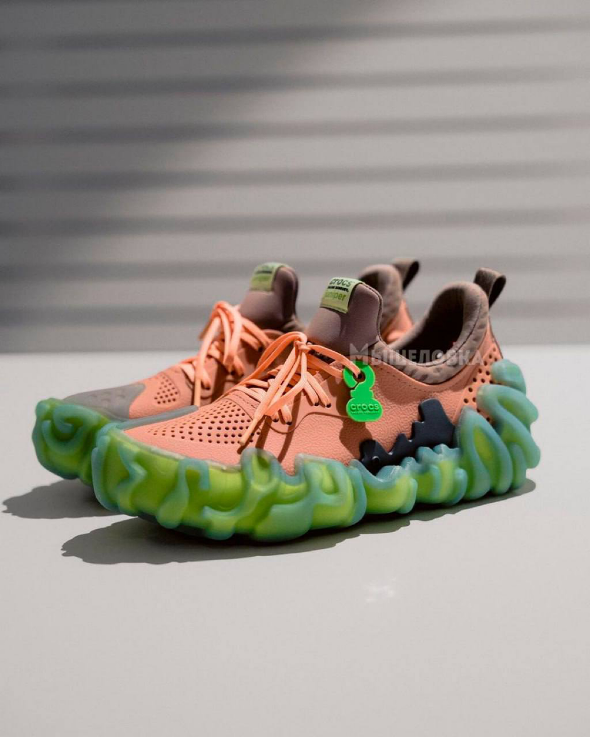 Crocs теперь кроссовки: бренд «шлёпок» впервые дропнул модель кроссовок Pollex Juniper.
Солд-аут произошёл уже в первый вас старта продаж. Теперь перекупы спокойно выставляют цену в 3-4 раза дороже | Сетка — социальная сеть от hh.ru