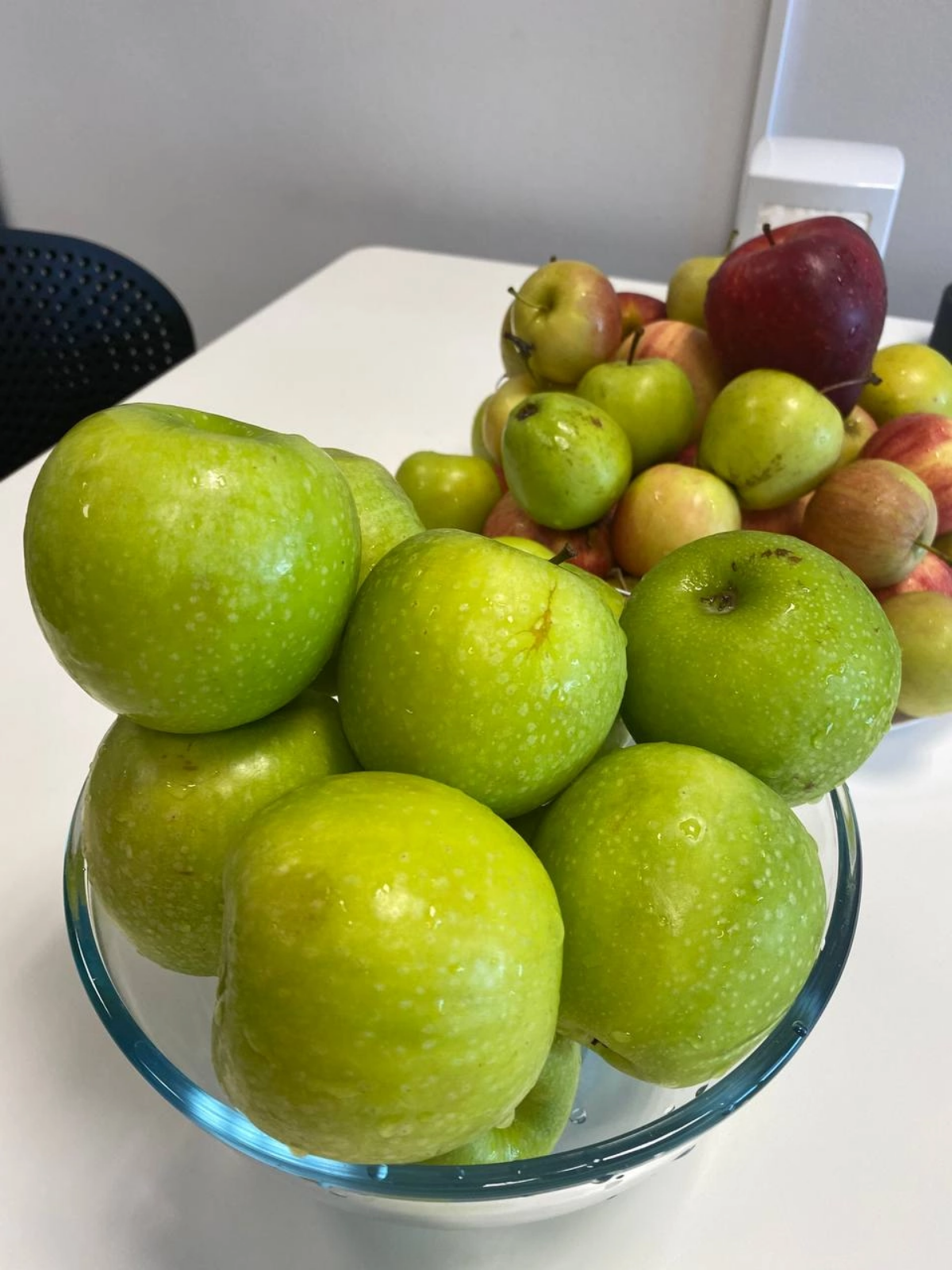 🍏 Витаминный день в Совкомбанке 🍏 
В #совкомбанктехнологии витаминный день.
🍏 не только восхитительны на вкус, но и чрезвычайно полезны для нашего здоровья | Сетка — социальная сеть от hh.ru