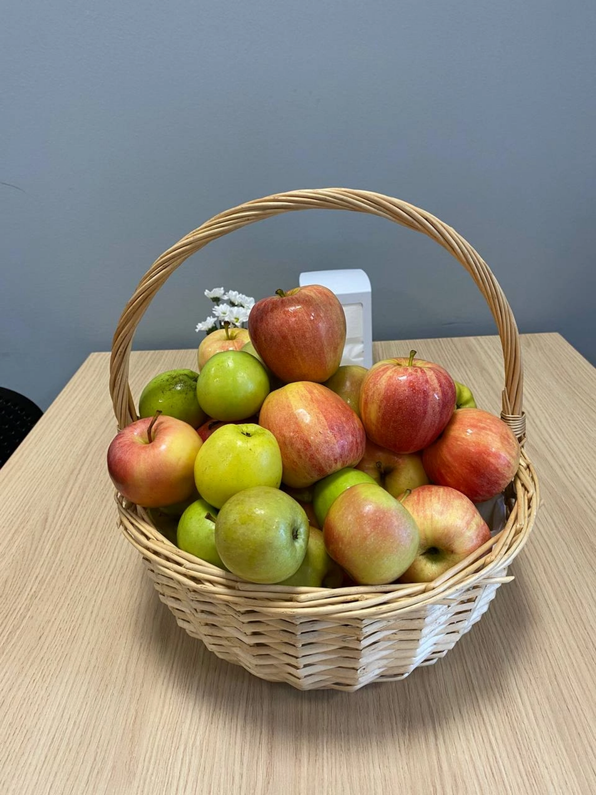 🍏 Витаминный день в Совкомбанке 🍏 
В #совкомбанктехнологии витаминный день.
🍏 не только восхитительны на вкус, но и чрезвычайно полезны для нашего здоровья | Сетка — социальная сеть от hh.ru