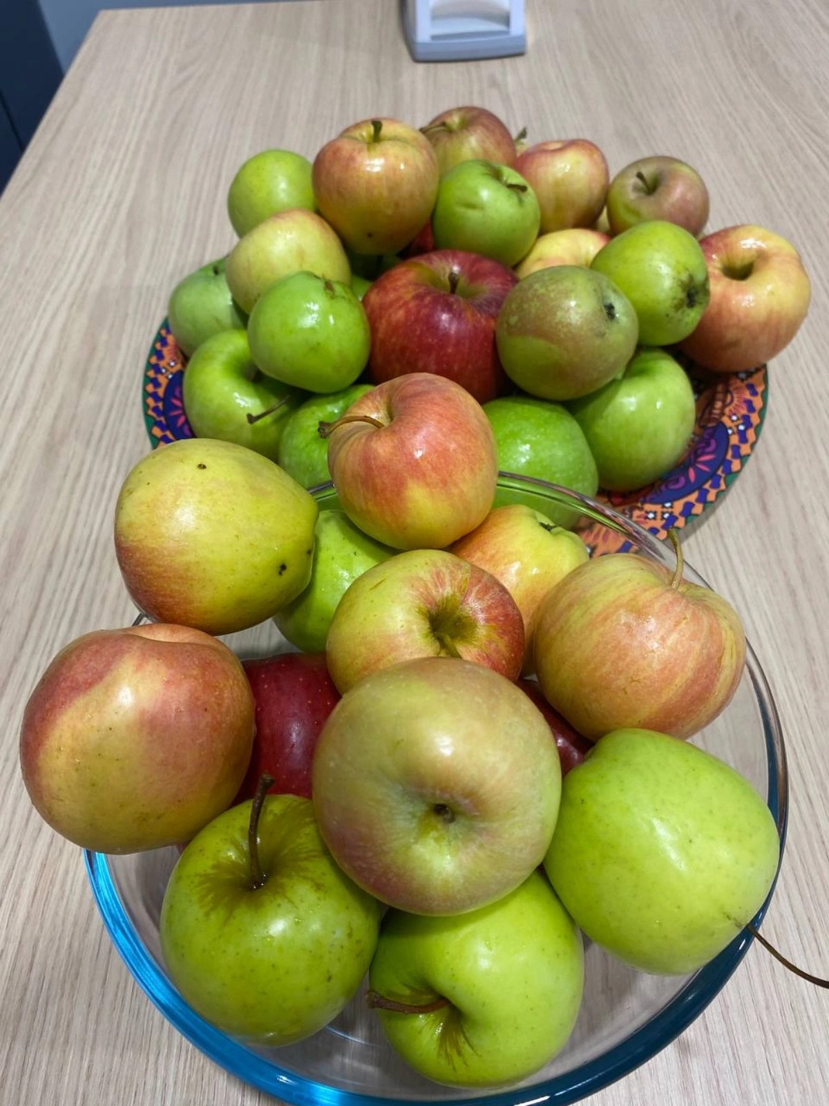 🍏 Витаминный день в Совкомбанке 🍏 
В #совкомбанктехнологии витаминный день.
🍏 не только восхитительны на вкус, но и чрезвычайно полезны для нашего здоровья | Сетка — социальная сеть от hh.ru