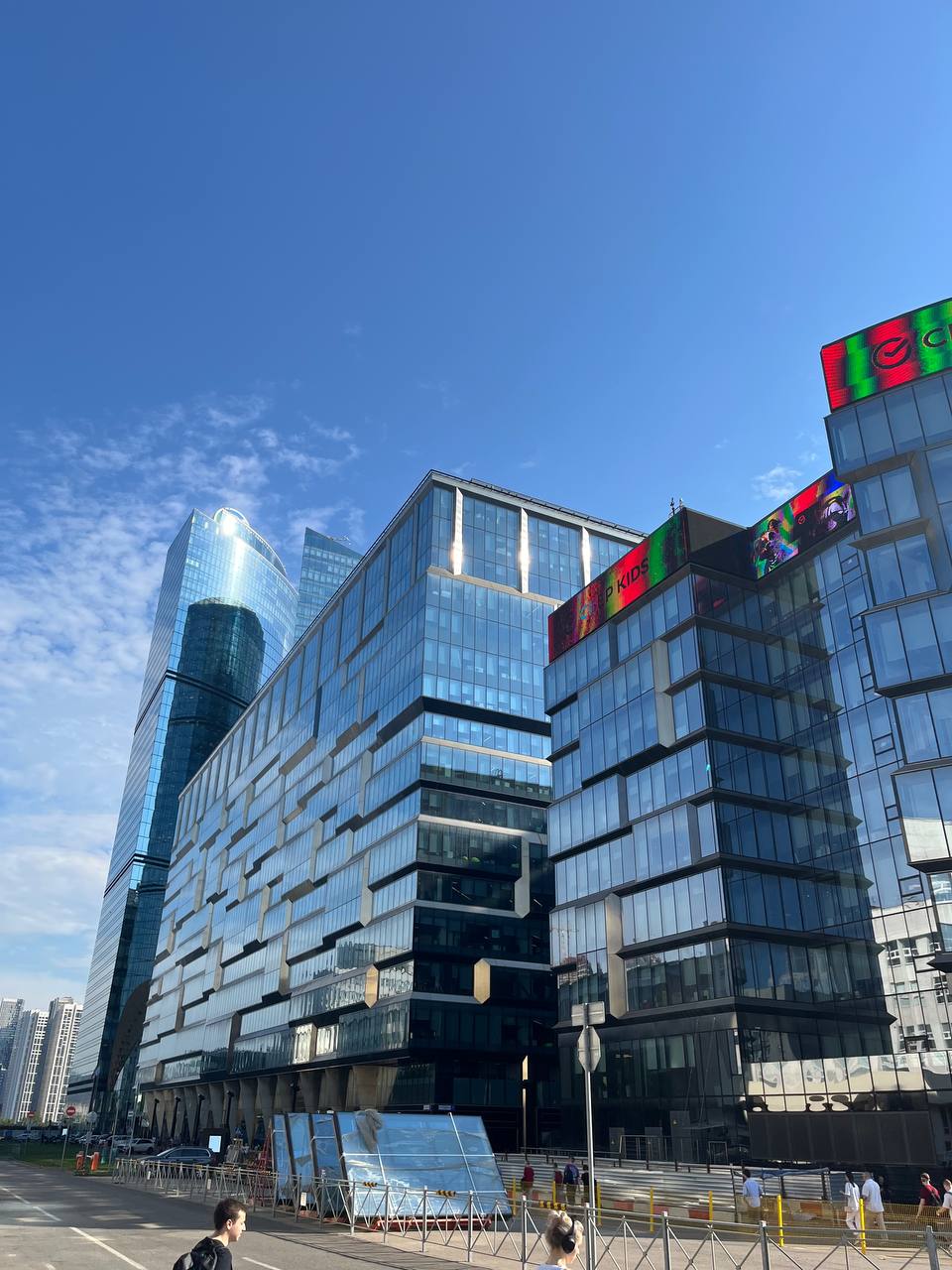 Utop!a, доброе утро!
Вот так начинается наш с вами совместный день☀️
Фоткать, как вы поняли, я не очень умею, но стараюсь)
Начинаем работать😼 | Сетка — социальная сеть от hh.ru