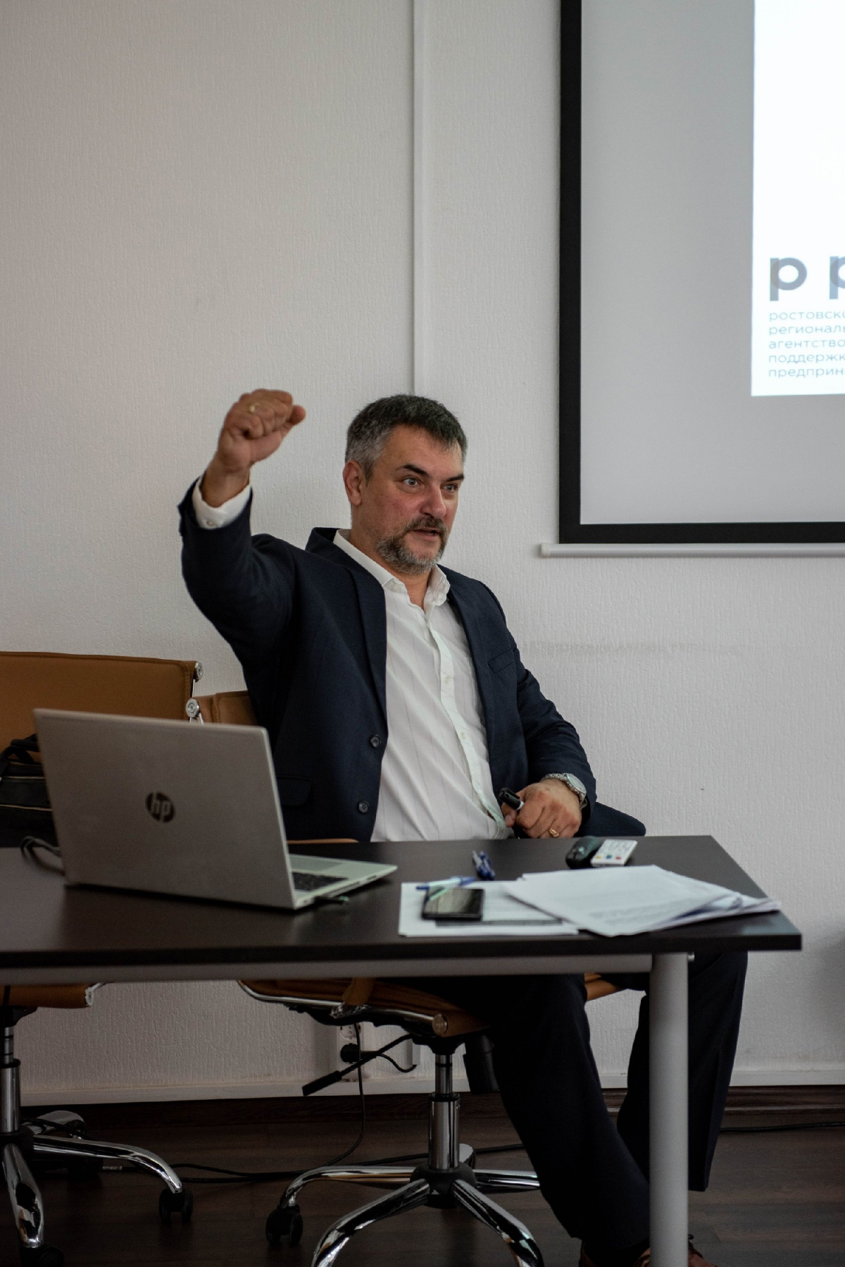 Я люблю свою работу, я приду сюда в субботу
Дамы и господа встречайте - трудоголик высшего разряда. Я умею все | Сетка — социальная сеть от hh.ru