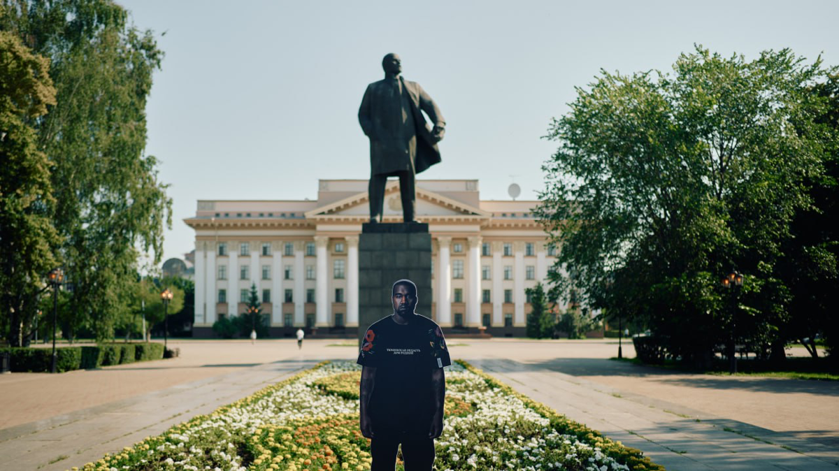 Канье Уэст уже в Тюмени, ну почти. Картонную фигуру рэпера нарядили в образ истинного жителя города и поставили на главных улицах Тюмени | Сетка — социальная сеть от hh.ru