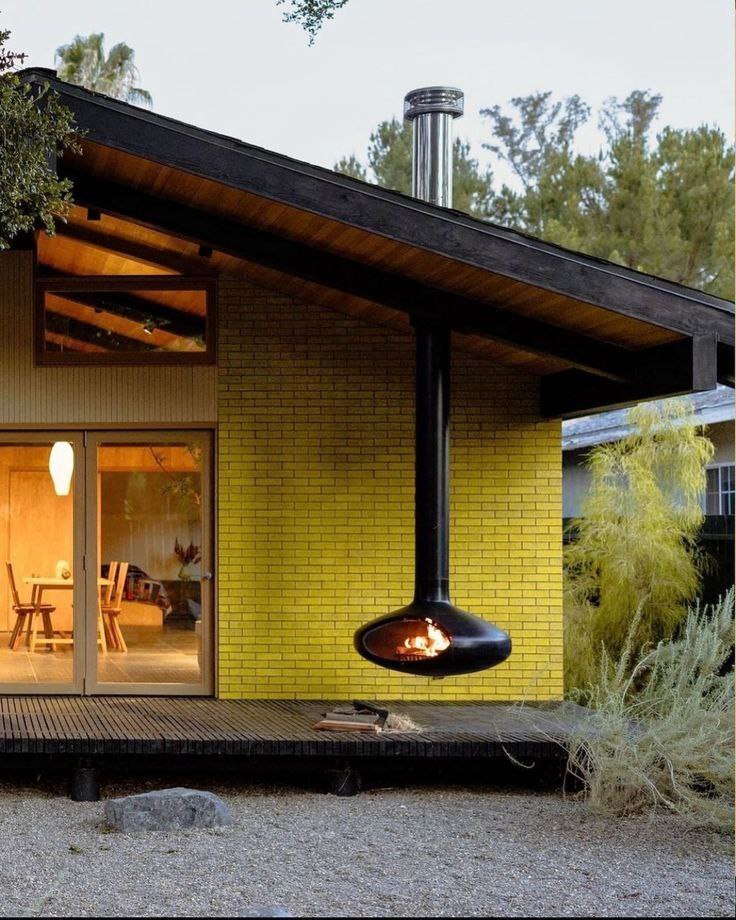 Главный герой, сын героя фильма 1984 года, Флинн-сын, живёт в доме-контейнере, что в 2010 году, я думаю, выглядело очень по-современному (помню как был бум на отели-дома из транспортных контейнеров)
В... | Сетка — социальная сеть от hh.ru