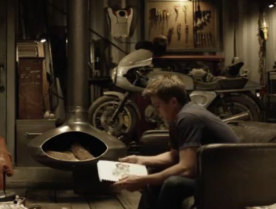 Главный герой, сын героя фильма 1984 года, Флинн-сын, живёт в доме-контейнере, что в 2010 году, я думаю, выглядело очень по-современному (помню как был бум на отели-дома из транспортных контейнеров)
В... | Сетка — социальная сеть от hh.ru