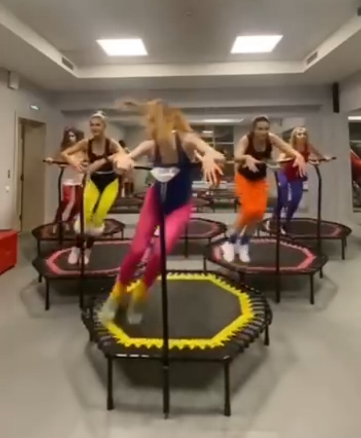 Тем временем, тренер, который меня р е а л ь н о мотивирует:
Без всяких этих ваших скинов 🤣 
А не ВОТ ЭТО ВОТ
#аватар #персонализация #стартап #app #фитнес #fitness #uxui #фичи #бантики #риски #толера... | Сетка — социальная сеть от hh.ru