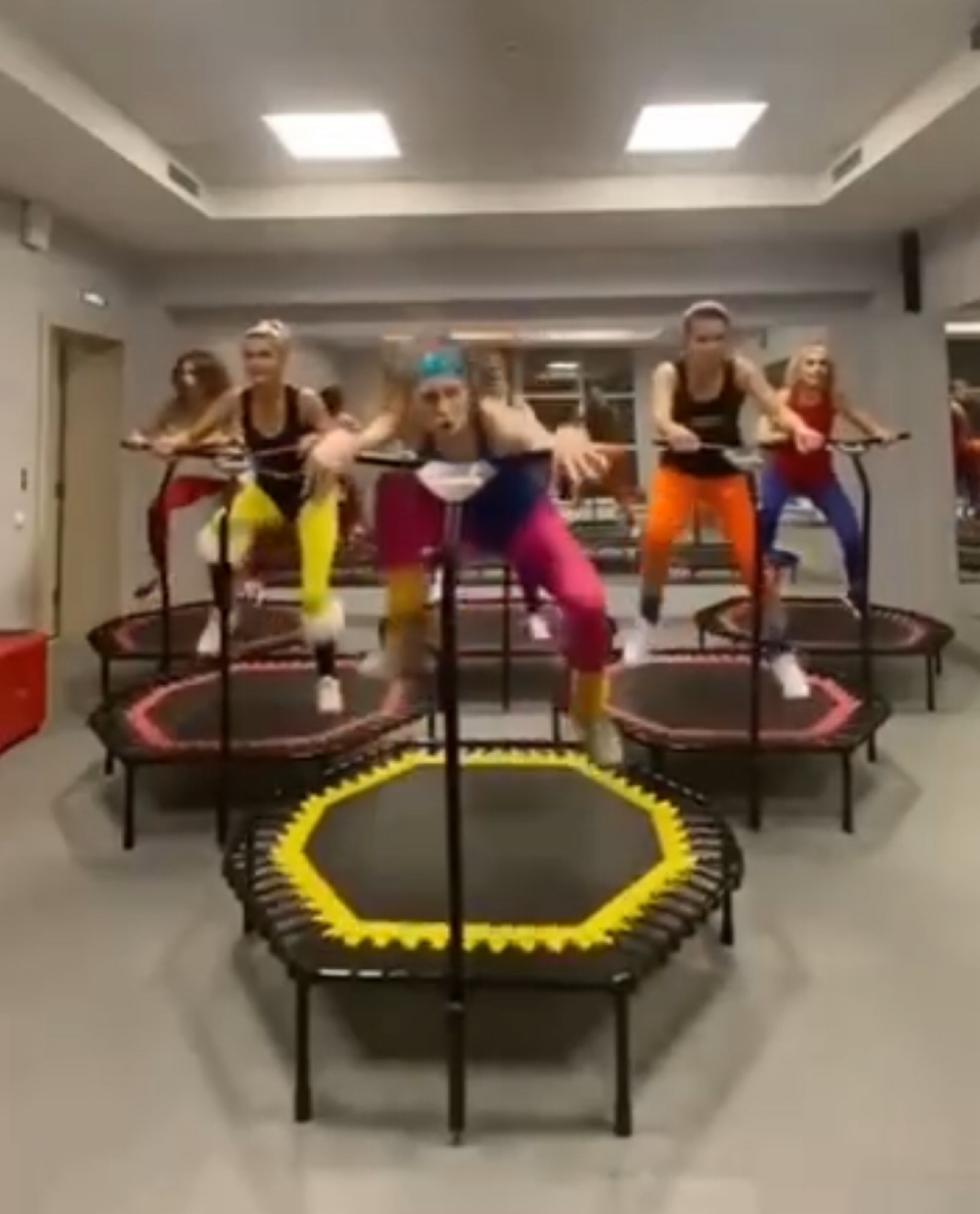 Тем временем, тренер, который меня р е а л ь н о мотивирует:
Без всяких этих ваших скинов 🤣 
А не ВОТ ЭТО ВОТ
#аватар #персонализация #стартап #app #фитнес #fitness #uxui #фичи #бантики #риски #толера... | Сетка — социальная сеть от hh.ru