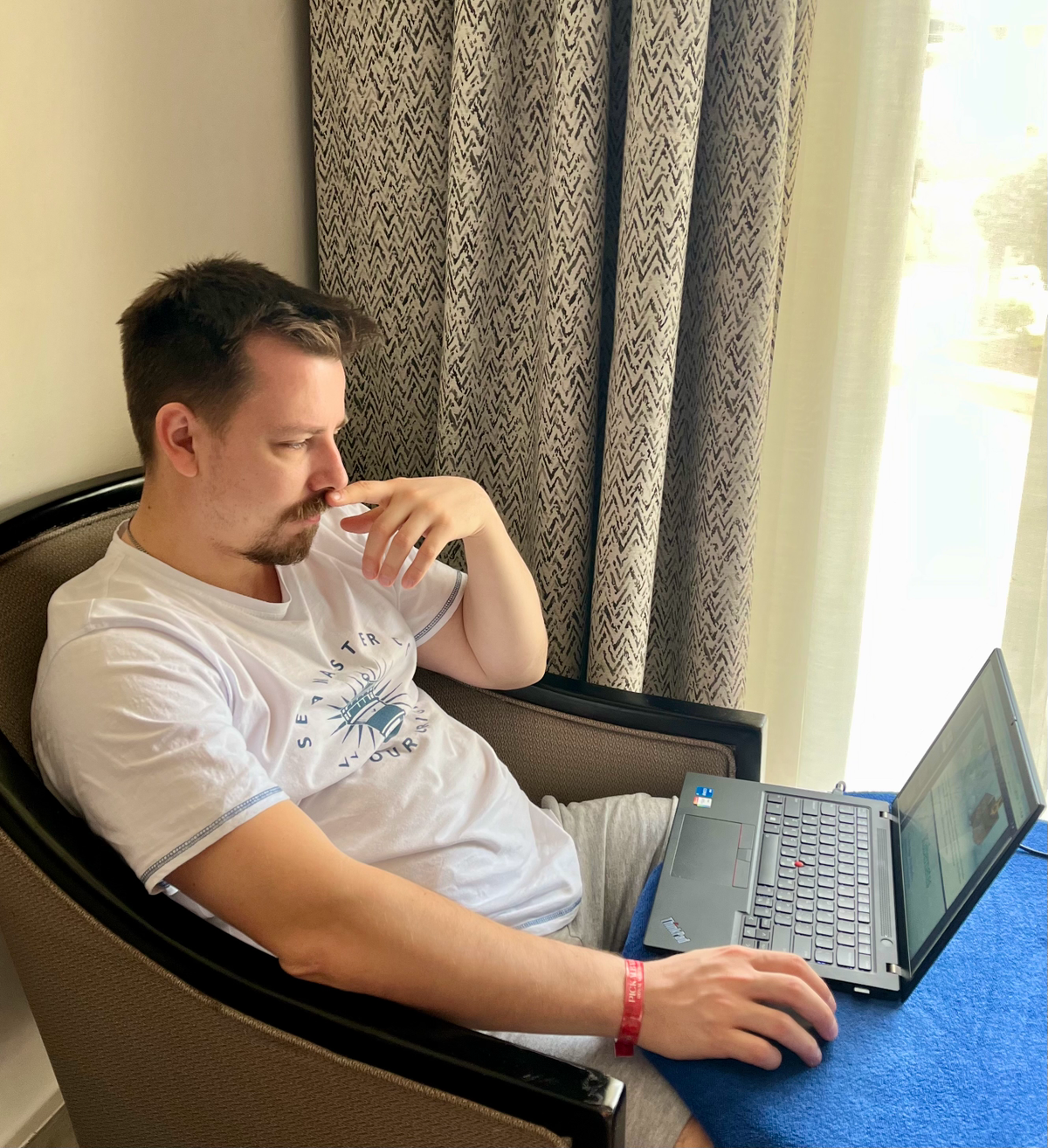 Когда я впервые погрузился в мир DevOps, это было как открыть дверь в Нарнию — ты знаешь, что это будет невероятное приключение, но не представляешь, насколько оно изменит твою жизнь | Сетка — социальная сеть от hh.ru