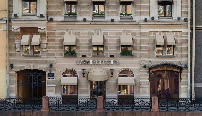 Garage est.2016 занял площади Cartier на набережной реки Мойки
Первый магазин уральского бренда дизайнерской одежды
расположился на двух этажах в четырехэтажном здании торгового дома «К. Э | Сетка — социальная сеть от hh.ru