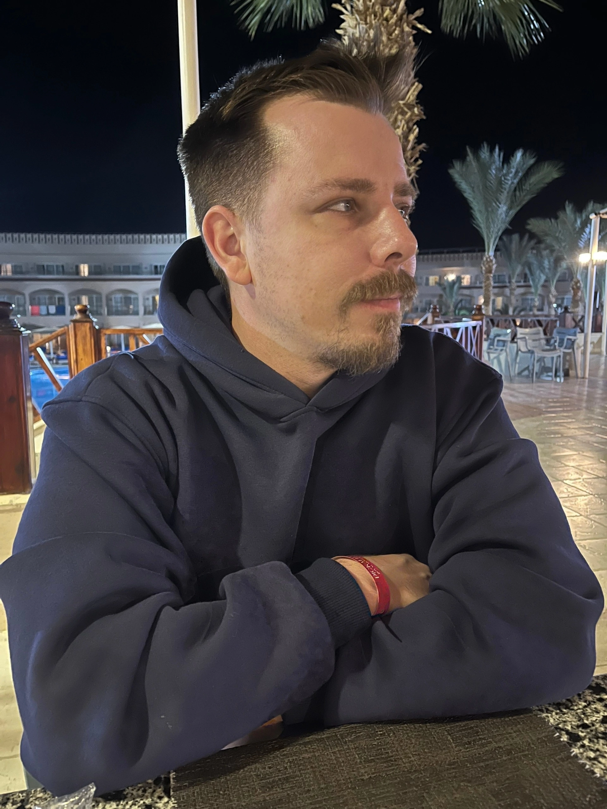 Итак, DevOps инженеры... Это те ребята, которые могут сделать «deploy» на сервер в 3 часа ночи и при этом улыбаться. Они как ниндзя, только вместо мечей у них «клавиатуры» | Сетка — социальная сеть от hh.ru