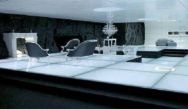 Перенесёмся в тот момент, когда Флинн-сын попадает в обиталище Флинна-отца
Я ожидала увидеть, если честно, интерьер в стиле Мемфис или жёсткий хайтек, но мы получили бабкины диваны 😂
Но вообще, кроме ... | Сетка — социальная сеть от hh.ru