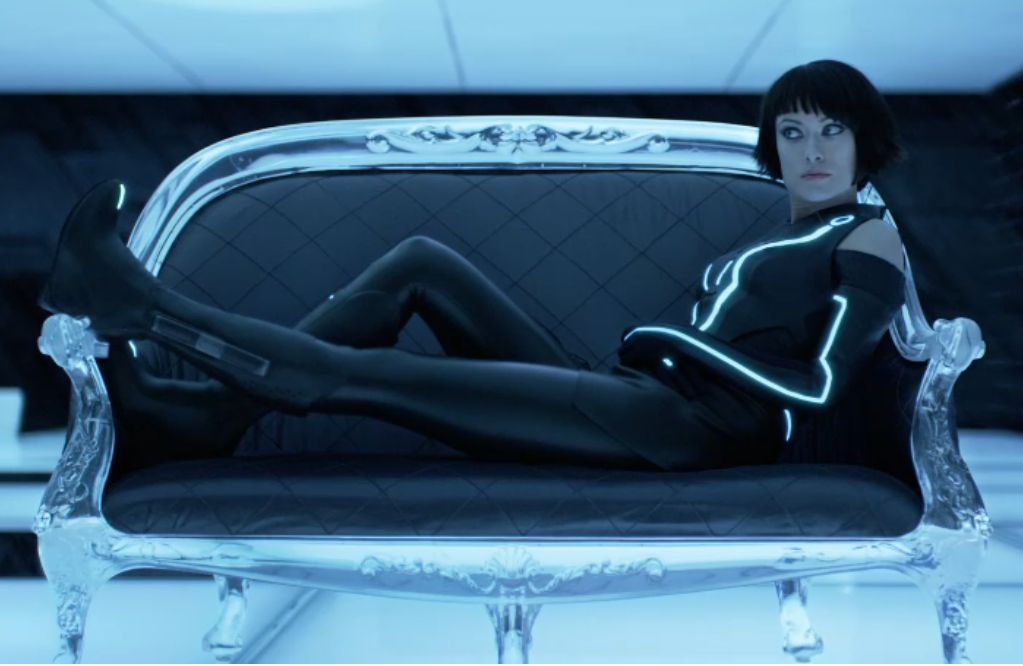 Перенесёмся в тот момент, когда Флинн-сын попадает в обиталище Флинна-отца
Я ожидала увидеть, если честно, интерьер в стиле Мемфис или жёсткий хайтек, но мы получили бабкины диваны 😂
Но вообще, кроме ... | Сетка — социальная сеть от hh.ru