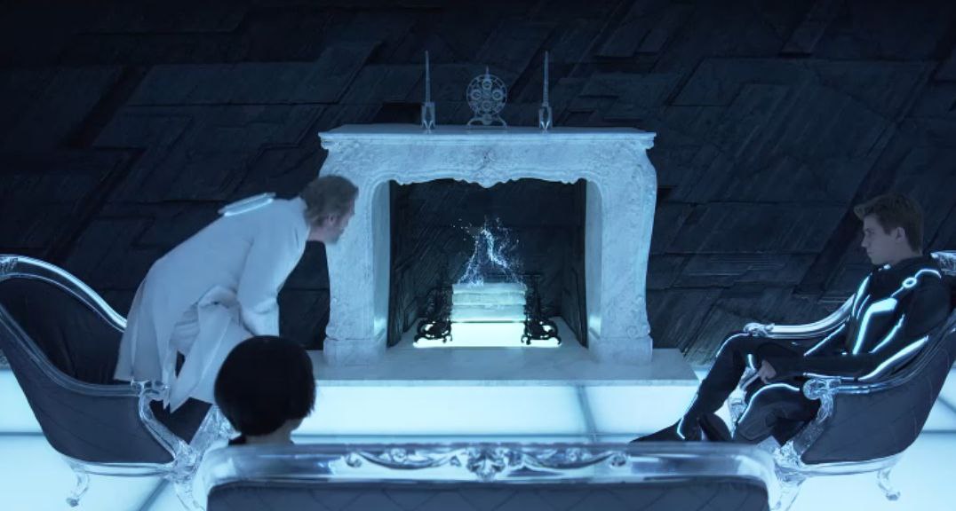 Перенесёмся в тот момент, когда Флинн-сын попадает в обиталище Флинна-отца
Я ожидала увидеть, если честно, интерьер в стиле Мемфис или жёсткий хайтек, но мы получили бабкины диваны 😂
Но вообще, кроме ... | Сетка — социальная сеть от hh.ru