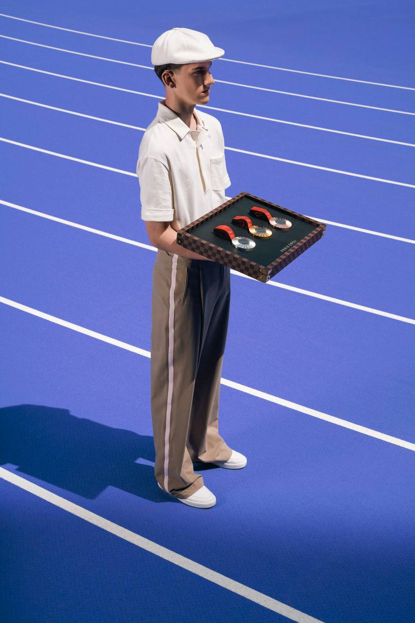 Louis Vuitton сделали для Олимпийских игр в Париже элитные чемоданы для медалей и факелов.
Так выглядит французская роскошь!
@kusok\digital | Сетка — социальная сеть от hh.ru
