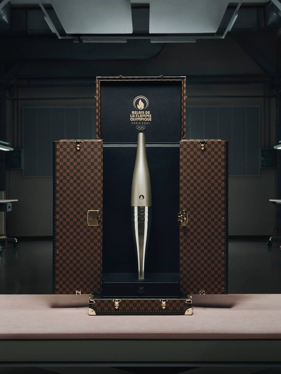 Louis Vuitton сделали для Олимпийских игр в Париже элитные чемоданы для медалей и факелов.
Так выглядит французская роскошь!
@kusok\digital | Сетка — социальная сеть от hh.ru