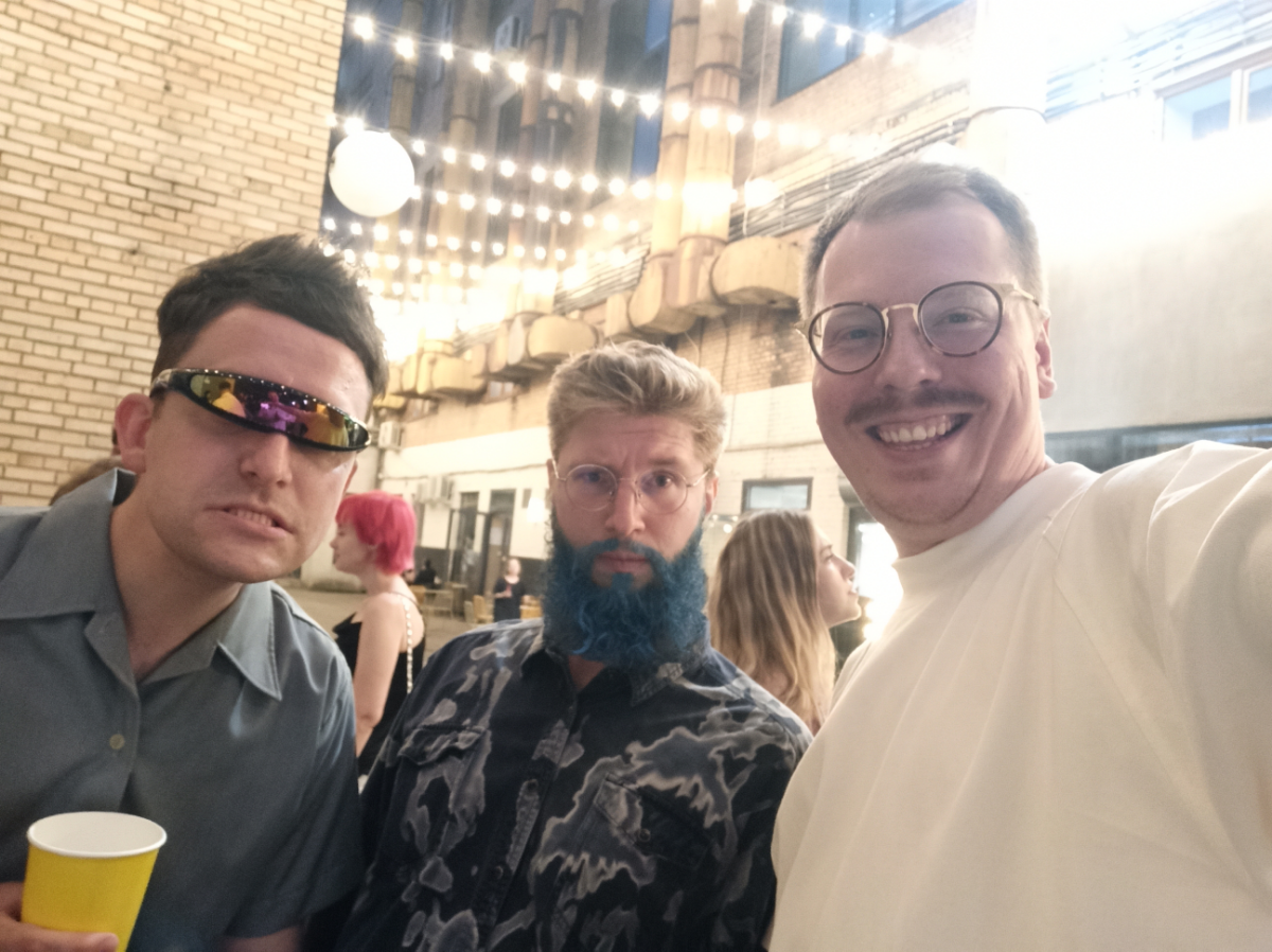 Тусим на дне рождения ИКРЫ) А параллельно празднуем выпускной Основного курса. Я кучу всего выиграл, потом расскажу.
#неработа | Сетка — социальная сеть от hh.ru