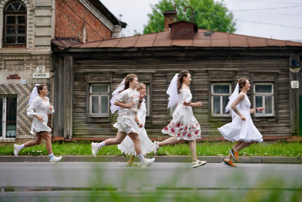 6 июля 2024. Полумарафон «Красная нить» Иваново.
Сомнительная затея ровно через неделю после марафона бежать полумарафон. Но раз решил всю серию «Бегом по золотому кольцу» пробежать по 21,1 км | Сетка — социальная сеть от hh.ru
