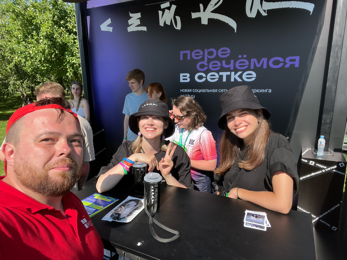 Сегодня работаем вместе на забеге Run IT.
Сам не бежал, но отправили в забеги более 30 наших коллег и более 3000 айтишников в целом. Вот так отмечаем жару в выходной день! | Сетка — социальная сеть от hh.ru